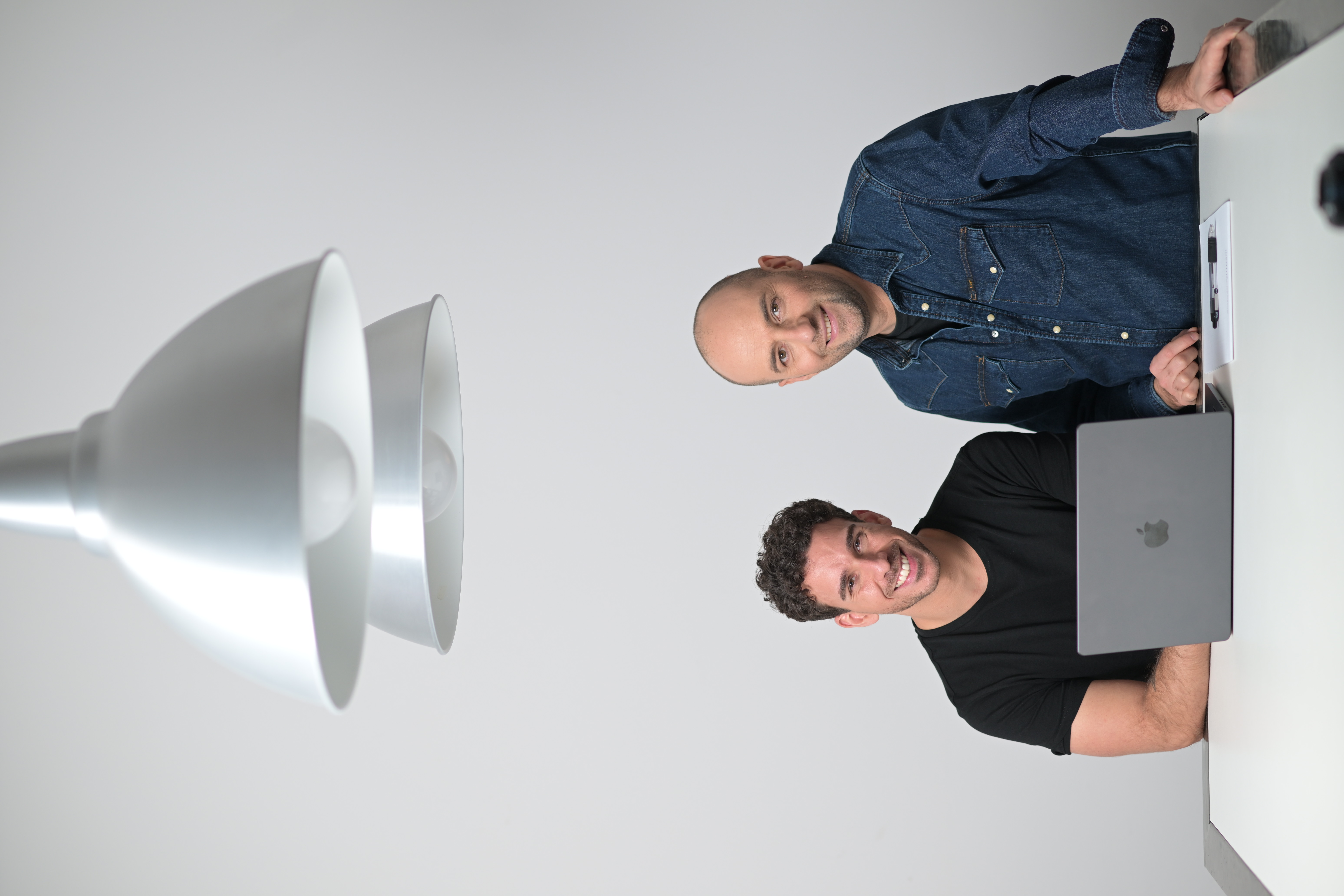 Emanuele Caramazza e Federico Mantuano in studio al computer
